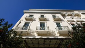 Ein mehrstöckiges Hotel mit Balkonen und wolkenlosem, blauem Himmel.