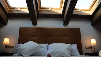 Escriptori, cortines opaques i habitacions insonoritzades