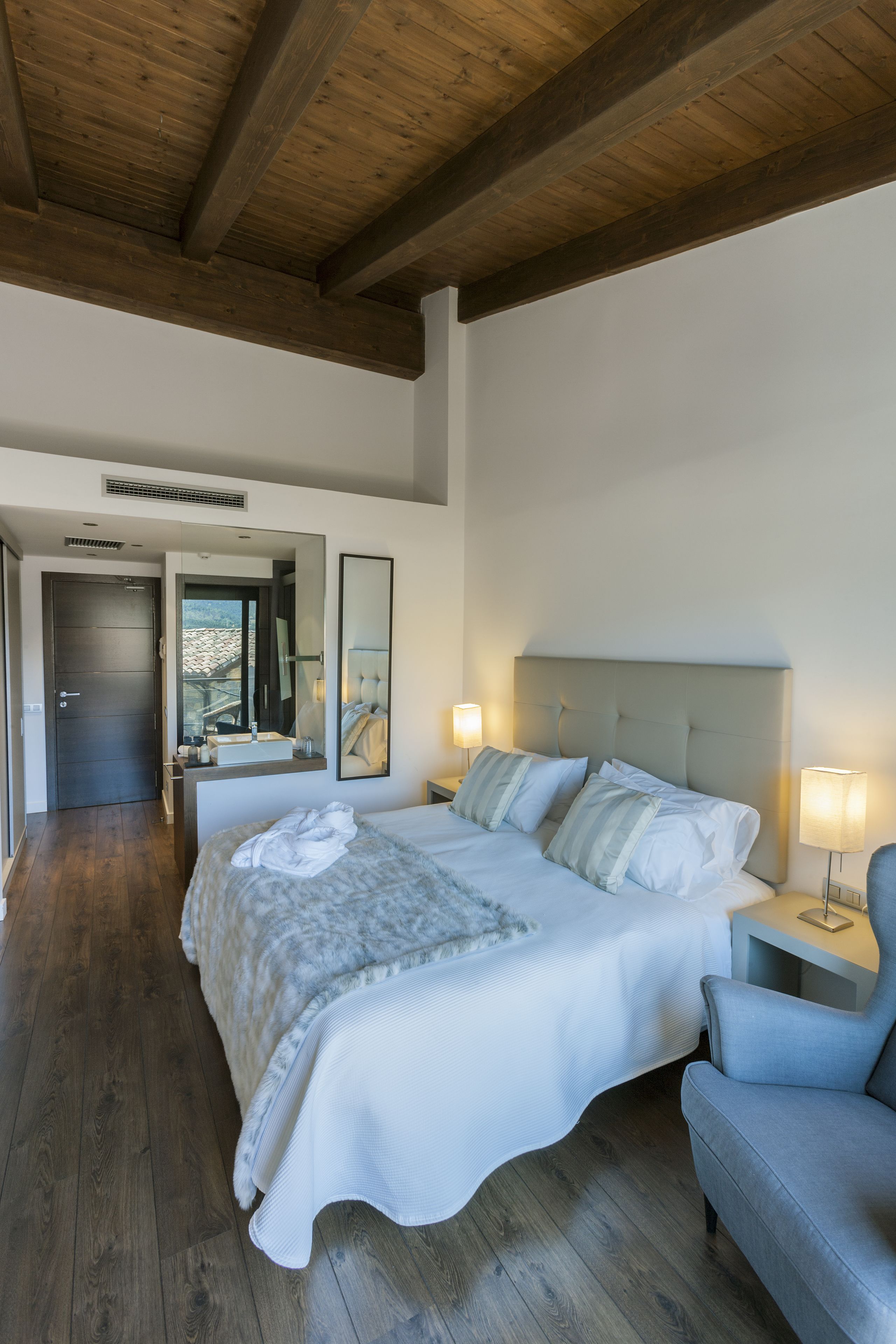 deluxe double or twin room (with spa access) | desk, blackout curtains, soundproofing, rollaway beds