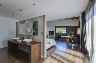 Un baño moderno con dos lavamanos, un espejo grande y un mueble de tocador.