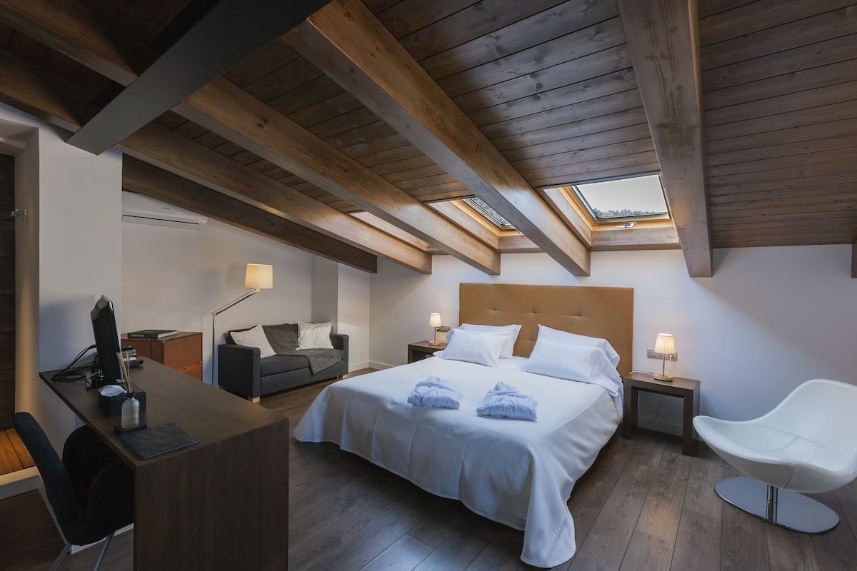 Suite junior (with Spa Access) | Escritorio, cortinas blackout, insonorización y camas extra