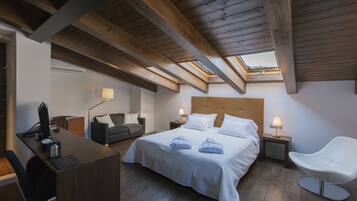 Suite junior (with Spa Access) | Escritorio, cortinas opacas, sistema de insonorización