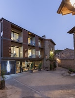 Un hotel moderno con un patio, que presenta una combinación de arquitectura contemporánea y tradicional.
