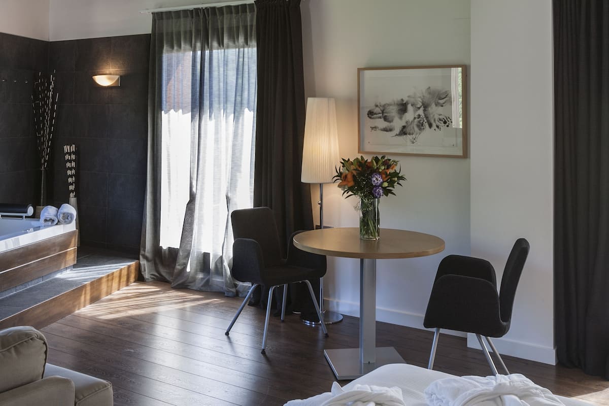 Suite | Desk, blackout drapes, soundproofing, rollaway beds