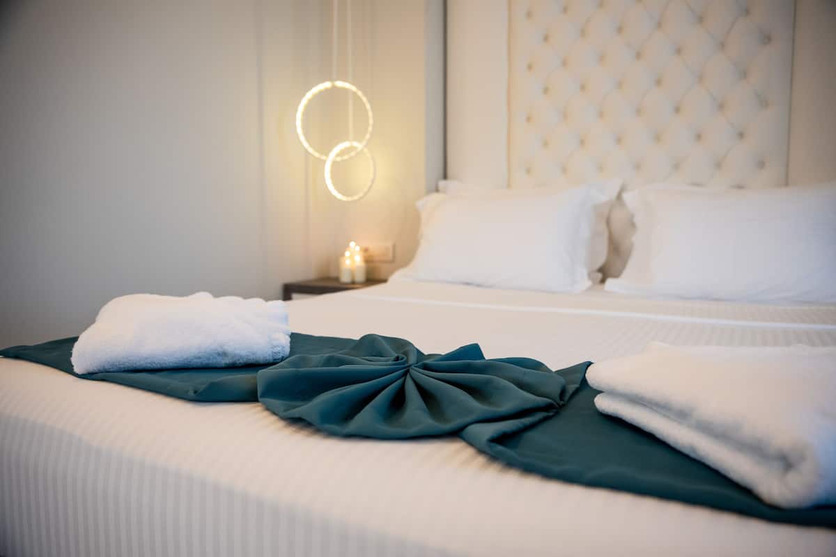 Suite Studio Deluxe, plusieurs lits | Draps en coton égyptien, literie de qualité supérieure, minibar