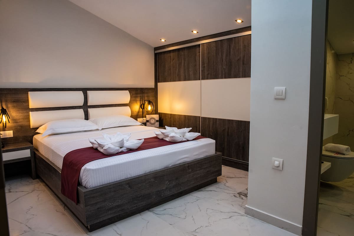 Double Attic Room, No Balcony | 이집트산 면 시트, 고급 침구, 미니바, 객실 내 금고