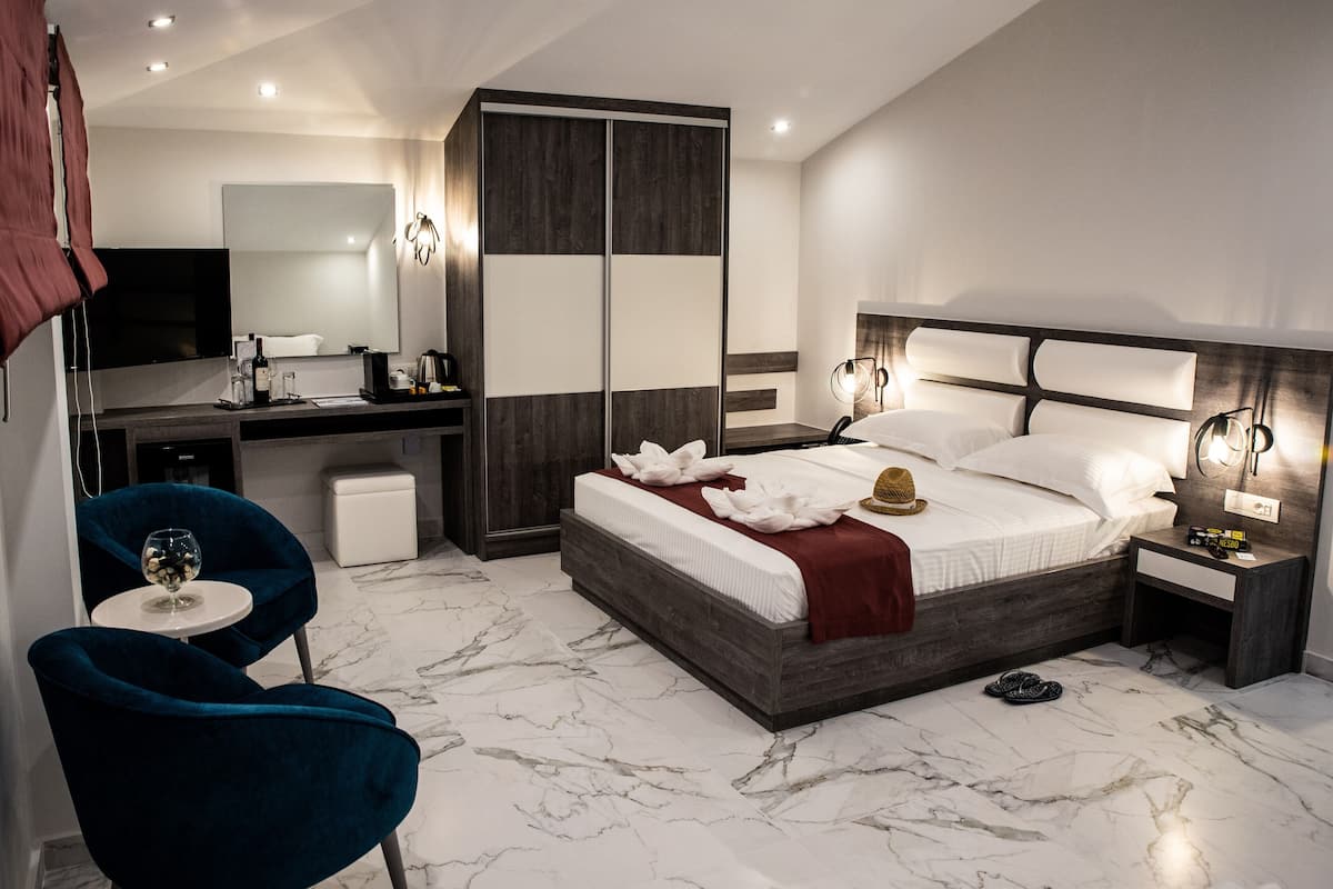 Quadruple Attic Room, No Balcony | Draps en coton égyptien, literie de qualité supérieure, minibar