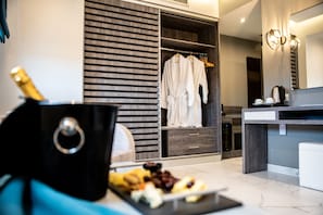 Deluxe Studio Suite, Multiple Beds | Egyptian cotton sheets, premium bedding, minibar, in-room safe - Lagaria Hotel (Kassandra)