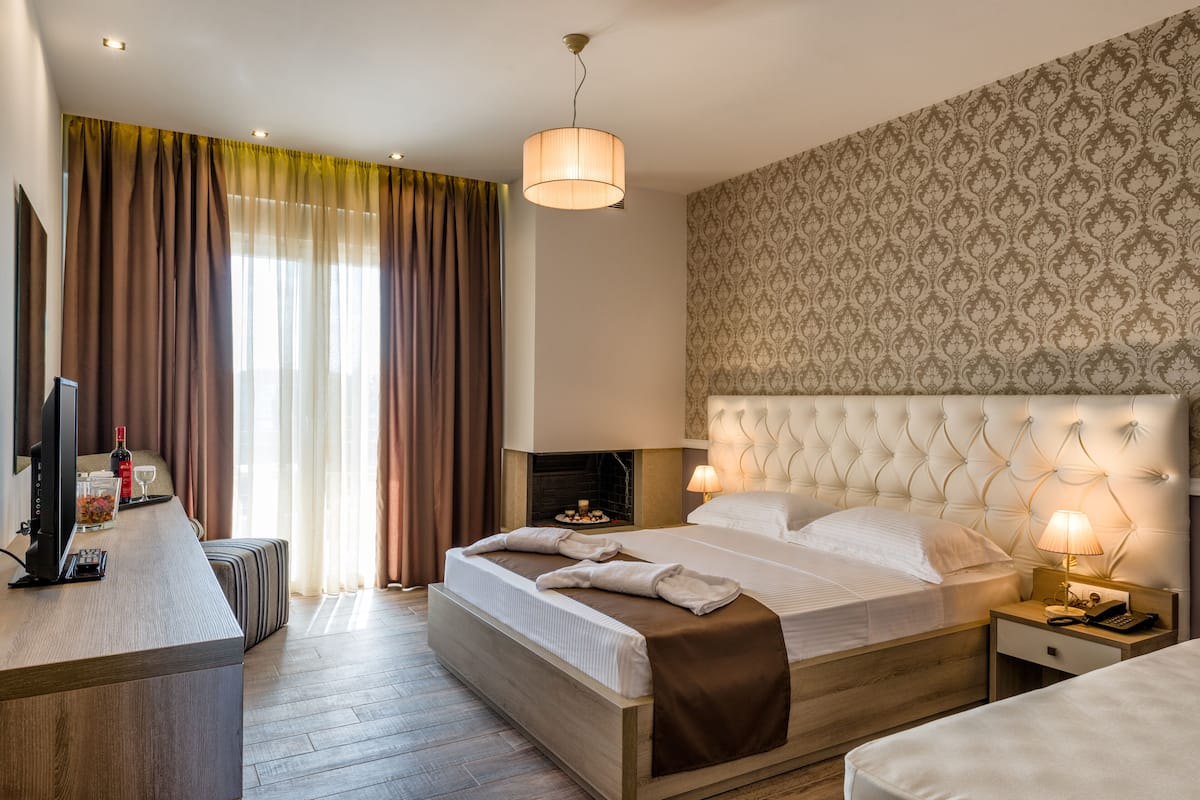 Chambre Triple Deluxe | Draps en coton égyptien, literie de qualité supérieure, minibar
