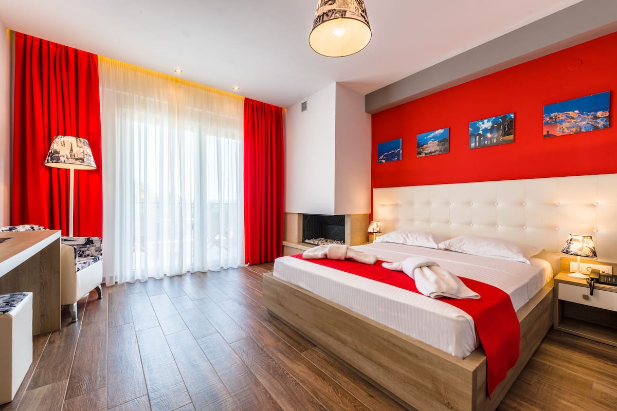 Chambre Double Deluxe | Draps en coton égyptien, literie de qualité supérieure, minibar