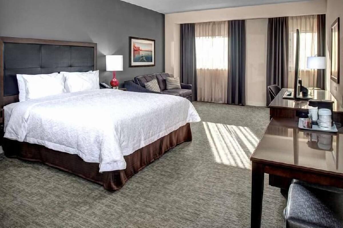 Caja de seguridad en la habitación y escritorio