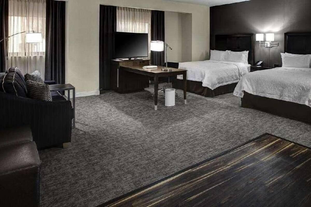 Caja de seguridad en la habitación y escritorio