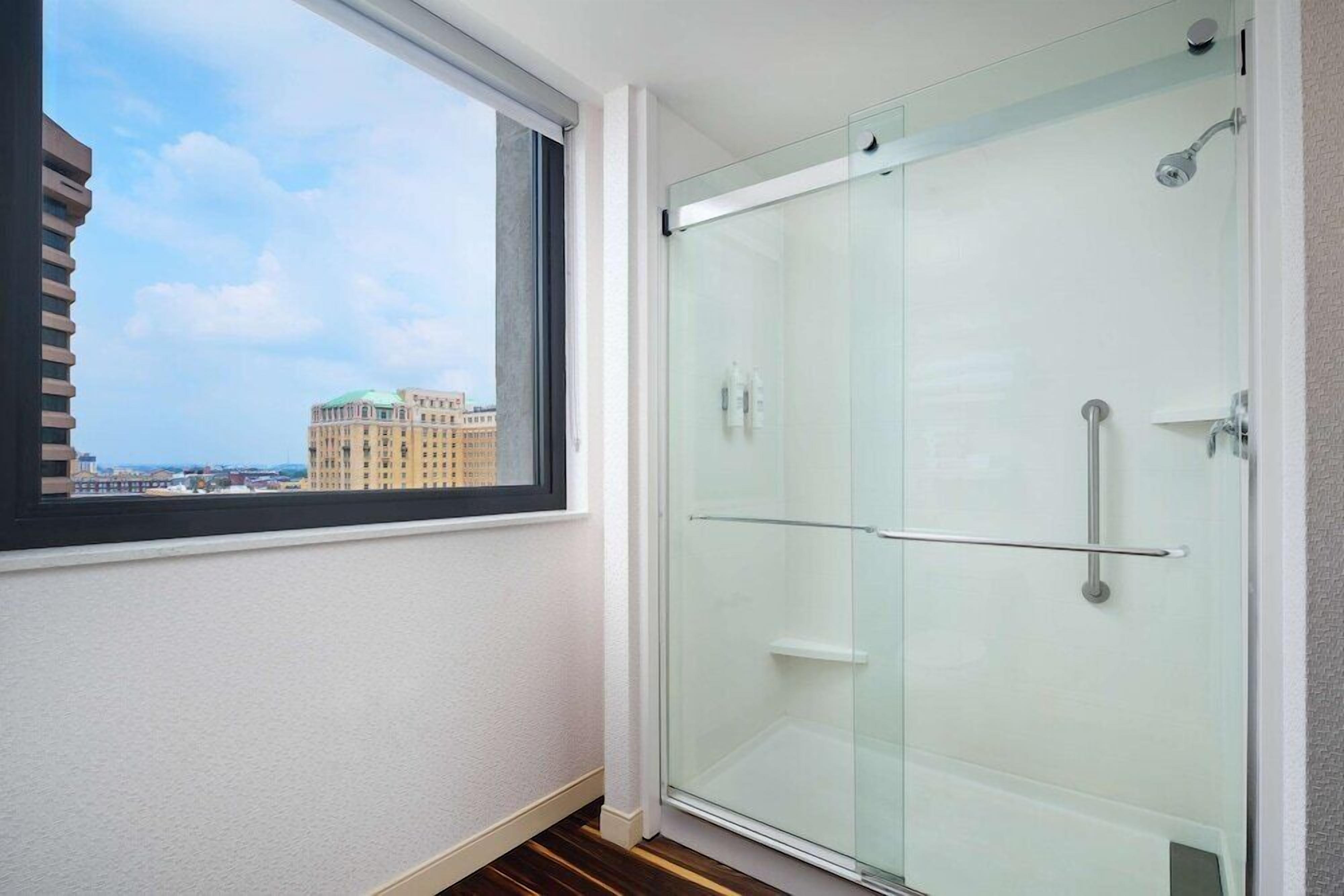 Badezimmer | Kostenlose Toilettenartikel, Haartrockner, Bademäntel, Handtücher