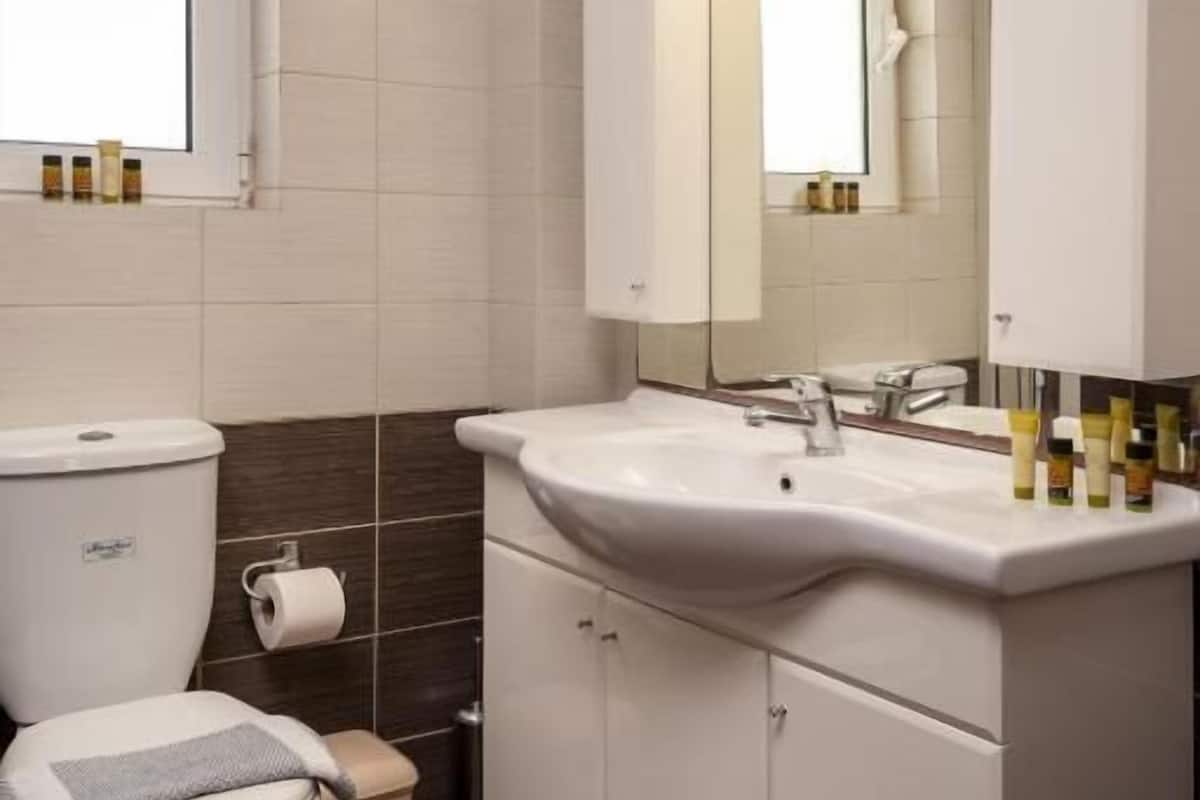 deluxe family suite | bathroom | deep-soaking bathtub, hair dryer, bathrobes, towels