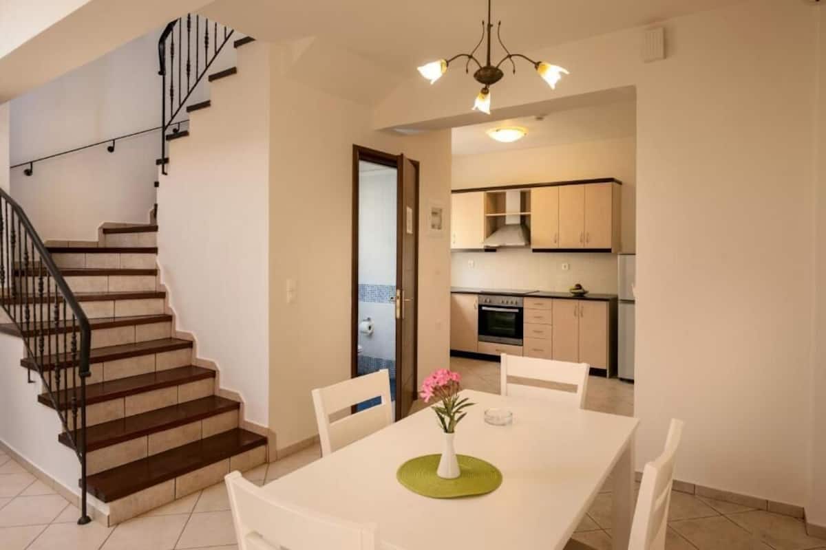 fridge, stovetop, coffee/tea maker, electric kettle