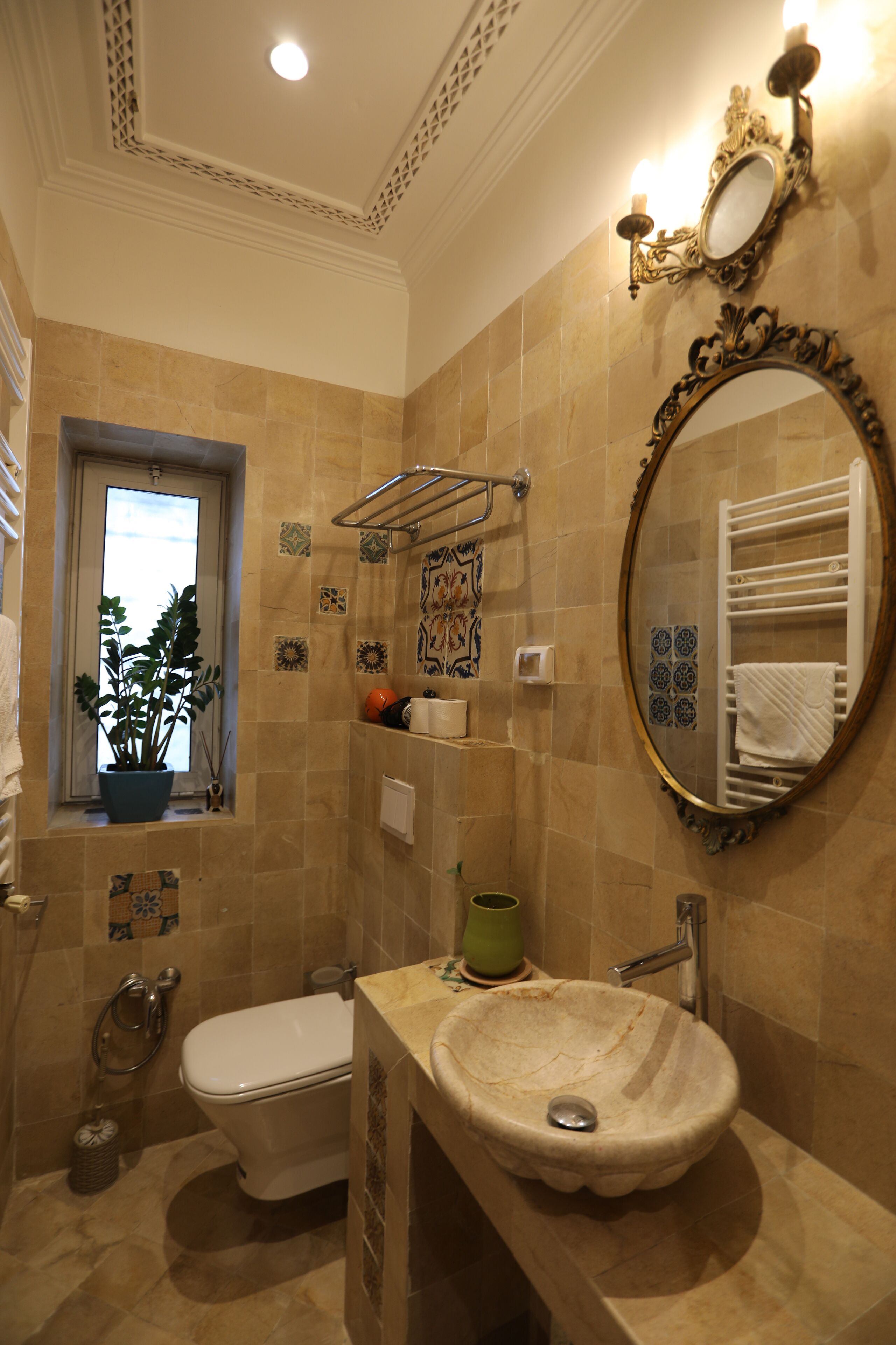 Un baño con inodoro, lavabo y espejo.