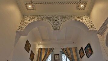 Un techo ornamentado con diseños intrincados e iluminación empotrada.