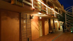 A hotel with a modern architectural design, featuring a curved balcony and a spiral staircase. - Hotel Açoriano (Penha)