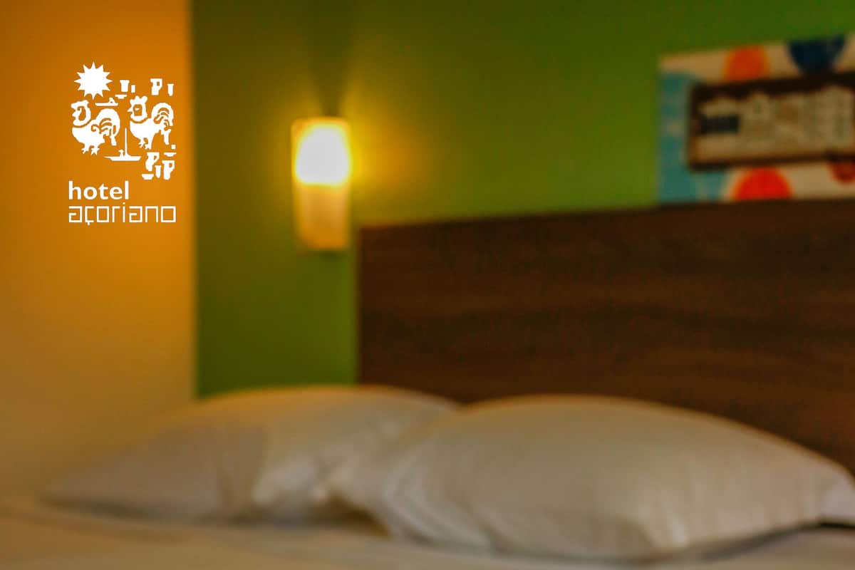 Minibar, free WiFi, bed sheets