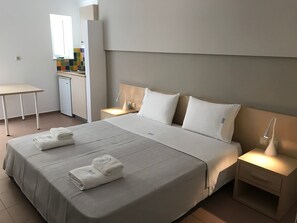 エコノミー スタジオ 1 階 | 防音設備、WiFi (無料)、ベッドシーツ