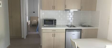 Apartment, 1 Bedroom, Ground Floor | Private kitchenette | Fridge, stovetop, coffee/tea maker, cookware/dishes/utensils