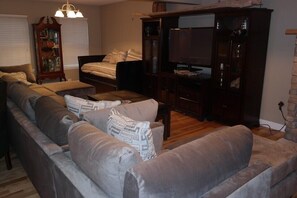 222 Greenwoods Acres Community ~6 Room~2.5 Bath~Lake Front~Sleeps 28 | Living area