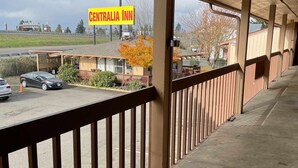 Un espacio al aire libre techado con un letrero que dice 'CENTRALIA INN'.