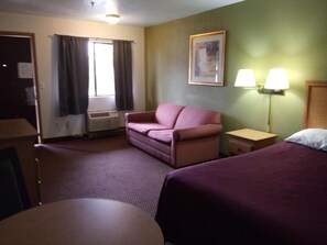 Individuelt innredet, skrivebord, blendingsgardiner og wi-fi (inkludert)