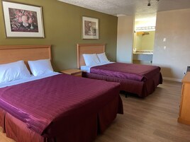 Quarto standard, 2 camas Queen, geladeira e micro-ondas | Escrivaninha, cortinas blackout, Wi-Fi de cortesia