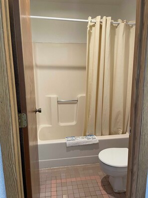 淋浴/浴缸二合一、免費盥洗用品、吹風機、毛巾