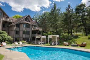 Piscine extérieure, chaises longues