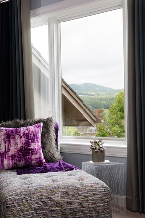 Trail House Lark Suite | Premium bedding, down comforters, iron/ironing board, free WiFi - Field Guide Lodge (Stowe)