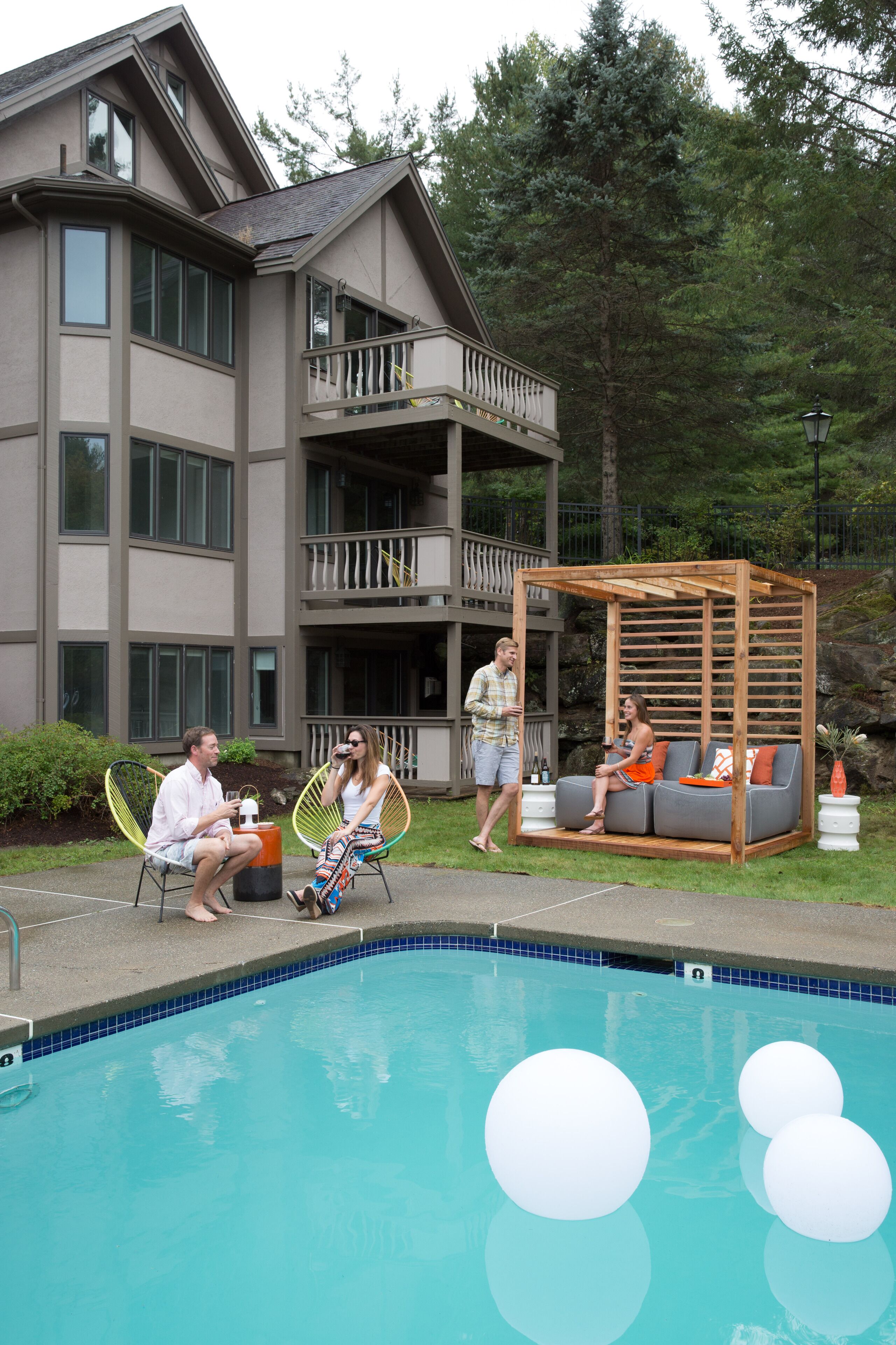 Una piscina al aire libre, tumbonas
