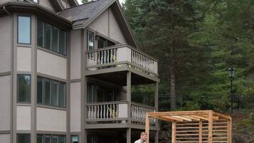 Una piscina al aire libre, tumbonas