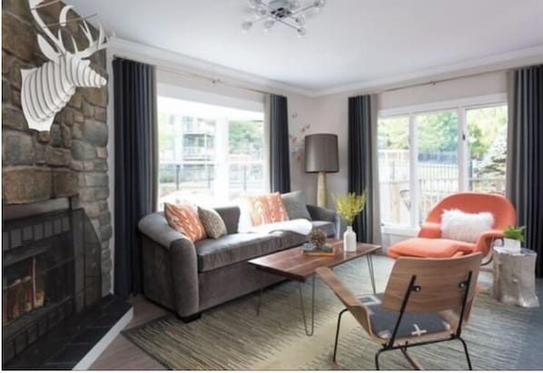 Design-suite | Opholdsområde | 40-tommers LED-tv med kabelkanaler, tv, iPad