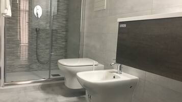 Kostenlose Toilettenartikel, Haartrockner, Handtücher, Seife
