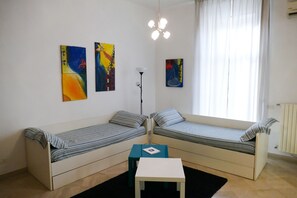 Apartamento familiar, 2 habitaciones | Zona de estar | Televisión de pantalla plana de 32 pulgadas con canales digitales
