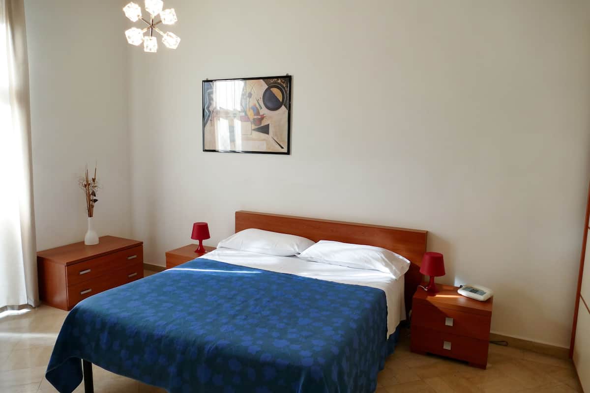 Familie appartement, 2 slaapkamers | Een bureau, verduisterende gordijnen, reisbedje, extra bedden