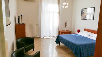 Familienapartment, 2 Schlafzimmer | Schreibtisch, Verdunkelungsvorhänge, Reisekinderbett, Zustellbetten