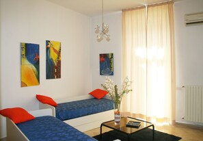 Apartamento familiar, 2 habitaciones | Sala de estar | Televisión de pantalla plana de 32 pulgadas con canales digitales