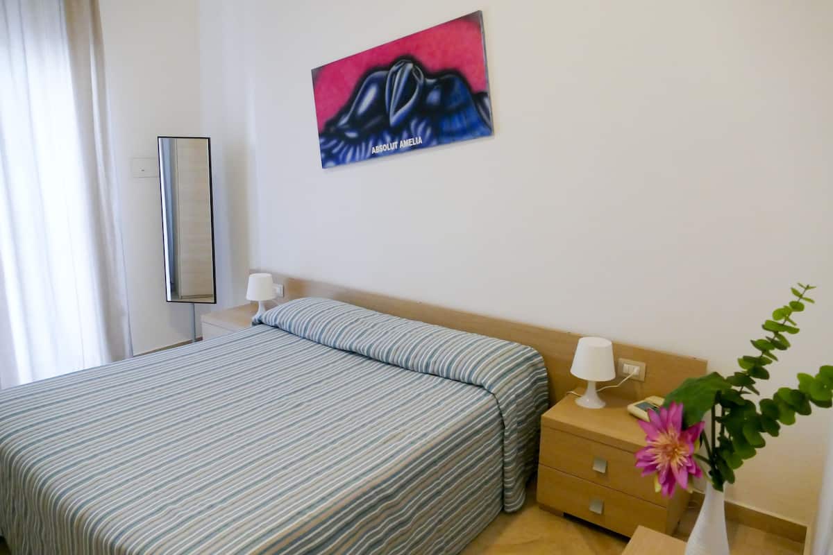 Appartement, 1 slaapkamer | Een bureau, verduisterende gordijnen, reisbedje, extra bedden