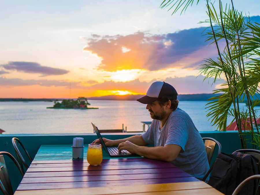 Serveert ontbijt, lunch, diner, lokale gerechten