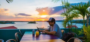 朝食、ランチ、ディナーに営業 (郷土料理)