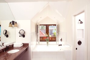 Deluxe Suite 207 | Bathroom | Shower, free toiletries, hair dryer, towels - Isla de Flores Hotel (Flores)
