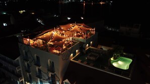 Un restaurante en la azotea con terraza y piscina.