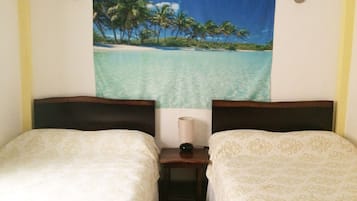 Escritorio, cortinas blackout, wifi gratis y ropa de cama