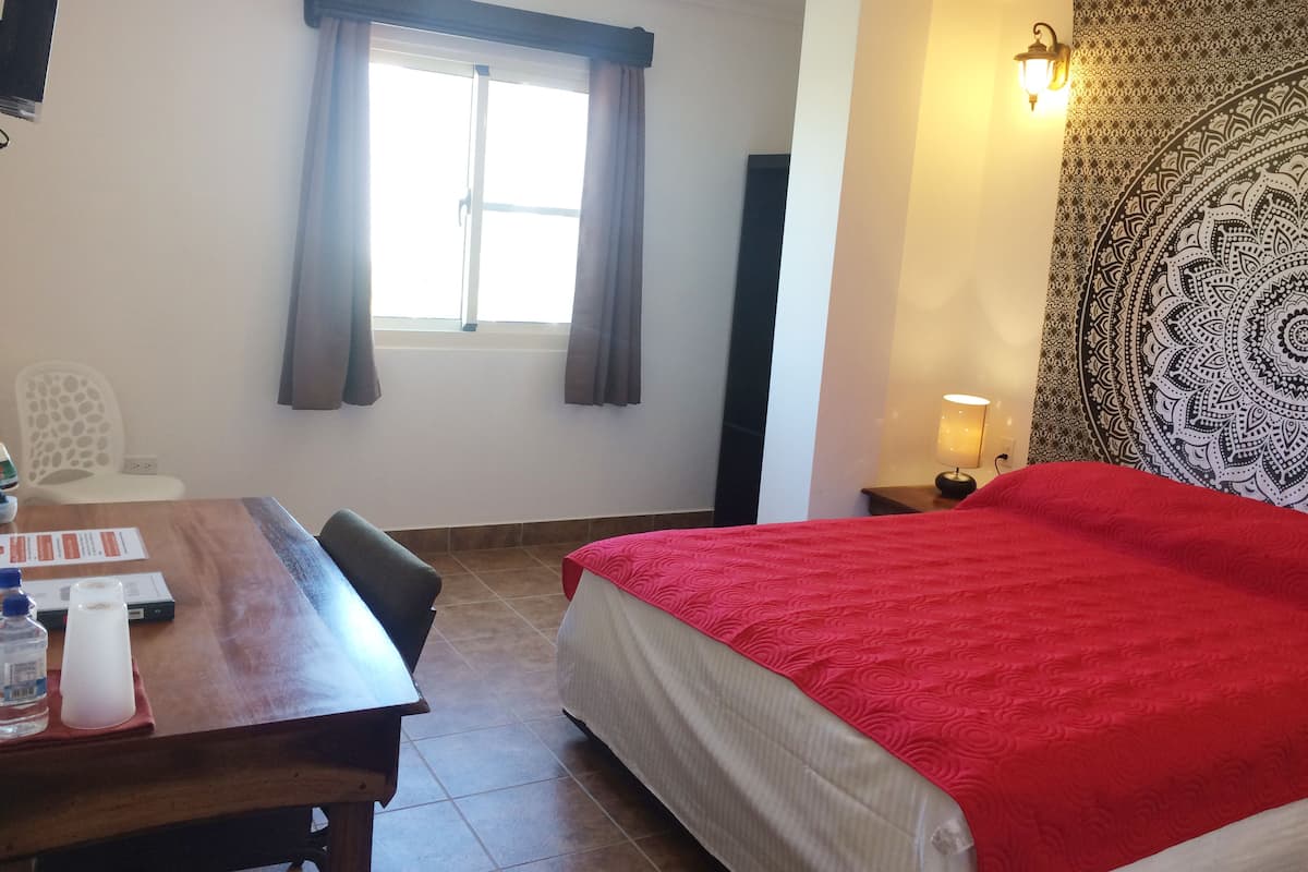 Habitación estándar, 1 cama de matrimonio | Escritorio, cortinas opacas, wifi gratis y ropa de cama