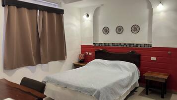 Standaard kamer, 1 queensize bed | Een bureau, verduisterende gordijnen, gratis wifi, beddengoed