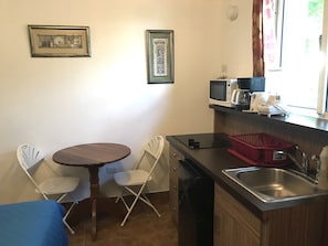 Standard Double Room, 2 Double Beds, Kitchen | Private kitchenette | Mini-fridge, microwave - Easy Inn (Belize City)