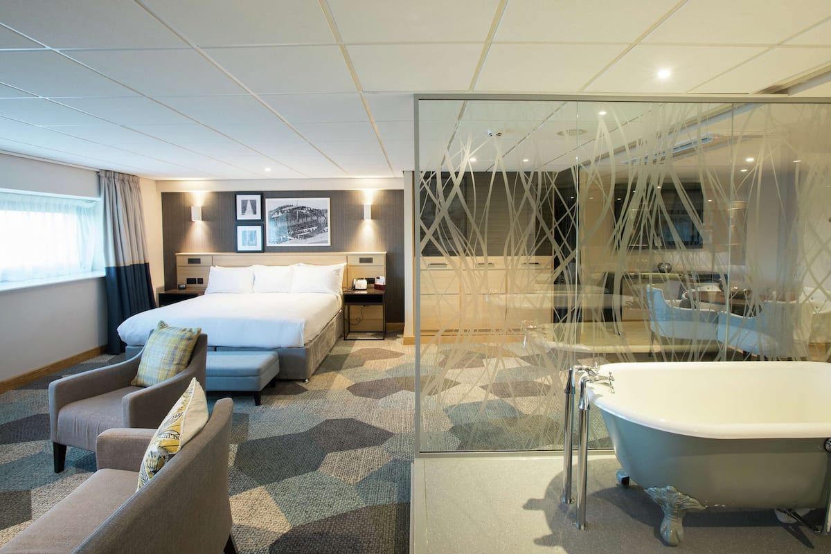 suite (water) | in-room safe, desk, free cots/infant beds, free wifi